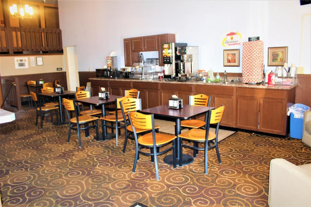 Hotel Super 8 By Wyndham Burlington Exterior foto