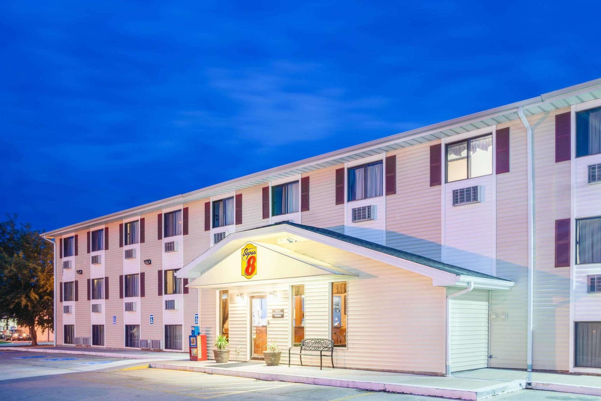 Hotel Super 8 By Wyndham Burlington Exterior foto
